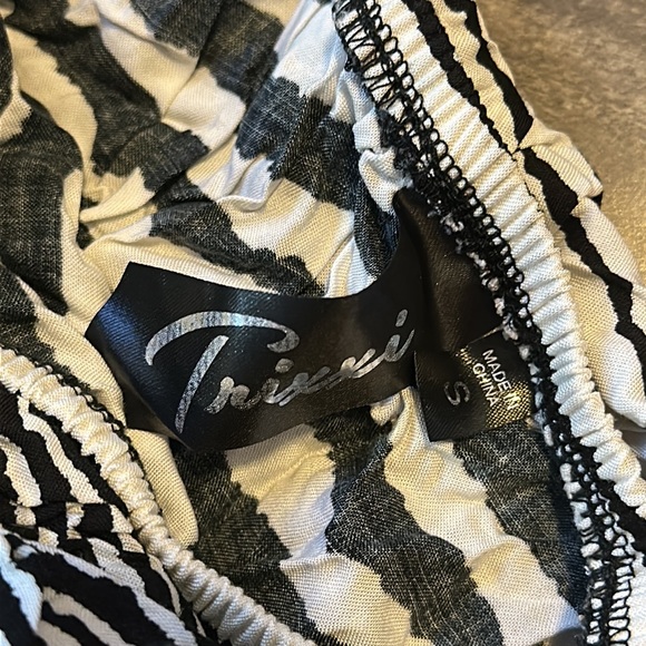 Trixxi- Black & White - Striped Beach Maxi Dress - Picture 4 of 4